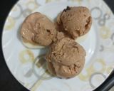 A picture of step 5 of Chickoo-chocochips icecream on white chocolate hearts.