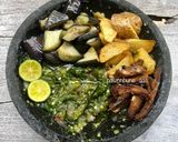 Foto langkah ke 4 dari resep Sambal Ijo Ikan Asin Terong Kentang.