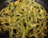 Foto del paso 4 de la receta: Fettuccine salteados con anís, pasas y cherrys