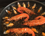 Foto del paso 7 de la receta: Fideuà negra de sepia y gambas