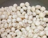 A picture of step 1 of Makhana Dry Fruits Chiwda.