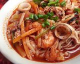 Foto langkah ke 5 dari resep Jjamppong 짬뽕 alias Mie Seafood Pedas khas Korea.