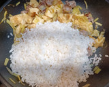 Foto del paso 3 de la receta: Arroz con salchichas y tortilla