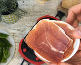 Foto del paso 3 de la receta: Serranitos de lomo, jamón y pimientos en el microondas con Lékué Grill