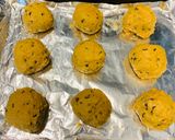 Hình bước làm 6 của món Vào bếp cùng con: Bánh quy bơ chocolate chips dẻo mềm, ít ngọt, không cần máy đánh, cho lễ Halloween