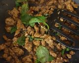 Hình bước làm 7 của món Thịt băm xào kiểu Thái (Pad Krapao)