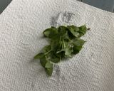 Une image de l'étape 1 de Sauce salade épicée au basilic, moutarde, ail et citron.