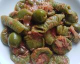 Foto del passaggio 3 della ricetta Garganelli e orecchiette di bieta con sugo alla pizzaiola
