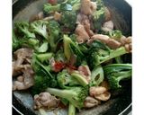 Foto langkah ke 4 dari resep Bihun goreng ayam manis pedas.