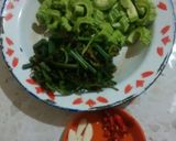 Foto langkah ke 2 dari resep Tumis simple pare pakis.
