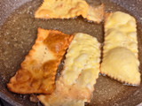 Chiacchiere di carnevale servite con ricotta