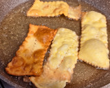 Foto del passaggio 2 della ricetta Chiacchiere di carnevale servite con ricotta