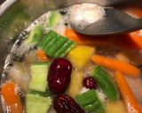 Hình bước làm 1 của món Đùi gà hầm khổ qua, thơm, ca rốt, táo tàu và kỷ tử