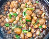 Hình bước làm 2 của món Đậu phộng nấm rơm kho tiêu