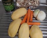 Foto del paso 1 de la receta: Contramuslos de pollo rural al horno con patatas, zanahorias, cebollas, setas y guisantes