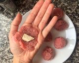 Foto del paso 1 de la receta: Albóndigas rellenas de queso con salsa de tomate 🥫