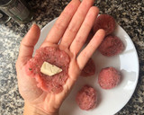 Foto del paso 1 de la receta: Albóndigas rellenas de queso con salsa de tomate 🥫
