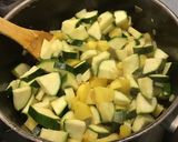 Une image de l'étape 10 de Soupe de pommes de terre et courgettes à la tomate.