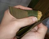 Foto langkah ke 5 dari resep Bakcang (cara melipat daun) 4/4.