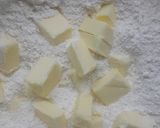 Foto del paso 1 de la receta: Galletitas de limón y chocolate blanco 🍋