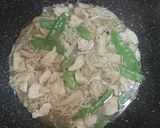 รูปขั้นตอนการทำที่ 3 ของ ผัดเห็ดเข็มทอง&ถั่วลันเตา​&อกไก่ น้ำมันหอย คลีนๆ