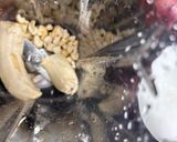 A picture of step 1 of Sharjah milkshake.