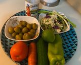 صورة لخطوة 1 من وصفة 🥬🥒 سلطة الزيتون الأخضر بالخضار 🥒🥬