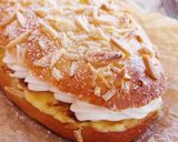Foto del paso 12 de la receta: Coca de Sant Joan 2025 v3: De almendras y rellena de crema quemada y nata