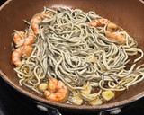 Foto del paso 2 de la receta: Chips caseras con gulas al ajillo y gamba roja 🦐🦐 & vermú de aperitivo 🫒🫒