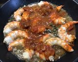 Une image de l'étape 9 de Gambas sauvages à la tomate, câpres et aneth.