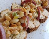 Foto del paso 7 de la receta: Fiambre de pollo con ensalada de legumbres al toque de pesto