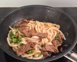 Hình bước làm 5 của món Udon xào bò kiểu Nhật