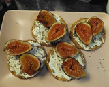 Foto del paso 2 de la receta: Tostadas con brevas y queso feta