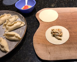 Foto del paso 3 de la receta: Empanadas de camarones y verdeo en salsa blanca
