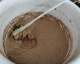 Foto langkah ke 4 dari resep Moist Chocolate Cake.