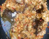 รูปขั้นตอนการทำที่ 5 ของ กะเพราเอ็นไก่ทอด (น้ำเยิ้ม)
