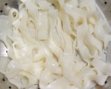 A picture of step 3 of Spicy fettuccine pasta.