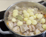 Foto del paso 3 de la receta: Costillas con patatas y guisantes