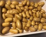 Une image de l'étape 1 de Pommes grenailles au thym, ail et romarin.