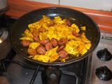 Fideos chinos con verduras salteadas y longaniza