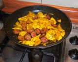 Foto del paso 4 de la receta: Fideos chinos con verduras salteadas y longaniza