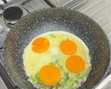 Foto langkah ke 3 dari resep Telur Ceplok Saus Kecap.