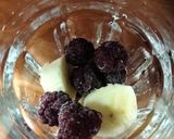 Foto del paso 2 de la receta: Licuado de moras y banana 🍌🫐