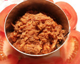 Foto del paso 3 de la receta: Ensalada de tomates y caballas en tomate
