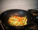Foto del passaggio 1 della ricetta Spaghetti di soia alle verdure e uovo
