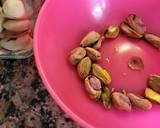 Foto del paso 3 de la receta: Filetes de trucha con pistachos, pasas y aguacate