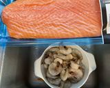 Hình bước làm 1 của món Salmon with whipping cream sauce (cá hồi sốt kem tươi)
