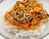 Foto del paso 5 de la receta: Noodles con gambas y angurinhas