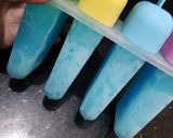 A picture of step 4 of Blueberry ice lolly.