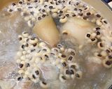 A picture of step 2 of Lotus Root and Pork Tail Soup.